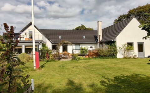 Cillvur - 8Km from the Sea: Möbel, Interior Design, Flooring, Fussboden, Decke, Zimmer, Stuhl, Tabelle, Wohnung, Küche & Esszimmer Tisch