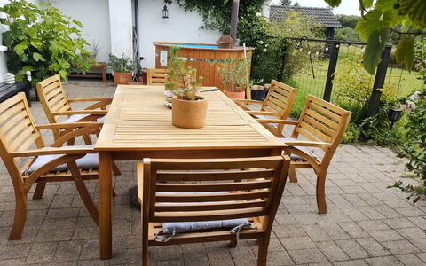 Cillvur - 8Km from the Sea: Möbel, Interior Design, Flooring, Fussboden, Decke, Zimmer, Stuhl, Tabelle, Wohnung, Küche & Esszimmer Tisch