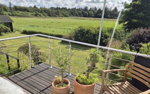 Cillvur - 8Km from the Sea: Möbel, Interior Design, Flooring, Fussboden, Decke, Zimmer, Stuhl, Tabelle, Wohnung, Küche & Esszimmer Tisch
