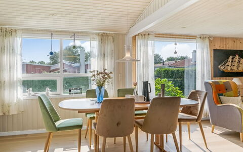 Dragan - 250M from the Sea: Möbel, Interior Design, Flooring, Fussboden, Decke, Zimmer, Stuhl, Tabelle, Wohnung, Küche & Esszimmer Tisch