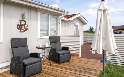 Dragan - 250M from the Sea: Möbel, Interior Design, Flooring, Fussboden, Decke, Zimmer, Stuhl, Tabelle, Wohnung, Küche & Esszimmer Tisch
