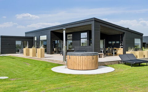Lyder - 400M from the Sea: Möbel, Interior Design, Flooring, Fussboden, Decke, Zimmer, Stuhl, Tabelle, Wohnung, Küche & Esszimmer Tisch