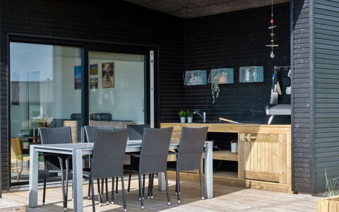 Lyder - 400M from the Sea: Möbel, Interior Design, Flooring, Fussboden, Decke, Zimmer, Stuhl, Tabelle, Wohnung, Küche & Esszimmer Tisch