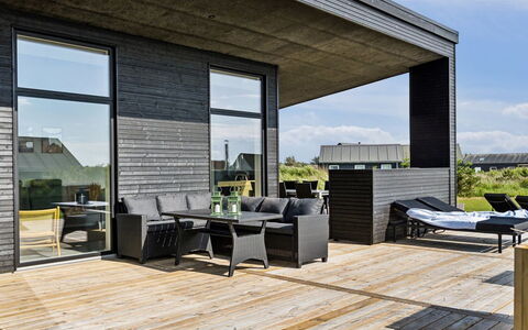 Lyder - 400M from the Sea: Möbel, Interior Design, Flooring, Fussboden, Decke, Zimmer, Stuhl, Tabelle, Wohnung, Küche & Esszimmer Tisch