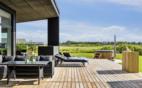 Lyder - 400M from the Sea: Möbel, Interior Design, Flooring, Fussboden, Decke, Zimmer, Stuhl, Tabelle, Wohnung, Küche & Esszimmer Tisch