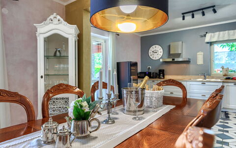 Villa Wruss: Eigentum, Möbel, Tabelle, Geschirr, Bilderrahmen, Dekoration, Wohnzimmer, Holz, Interior Design, Stuhl