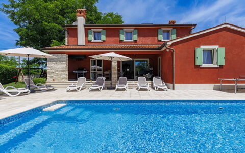 Villa Wruss: Wasser, Himmel, Eigentum, Gebäude, Blau, Schwimmbad, Fenster, Wolke, Azurblau, Haus