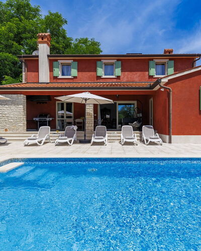Villa Wruss: Wasser, Himmel, Eigentum, Gebäude, Blau, Schwimmbad, Fenster, Wolke, Azurblau, Haus
