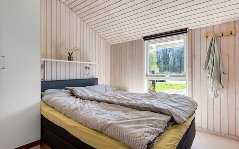Telli - 350M from the Sea: Schlafzimmer, Holz, Bett, Interior Design, Bettdecke, Decke, Flooring, Bedding, Fussboden, Bettrahmen