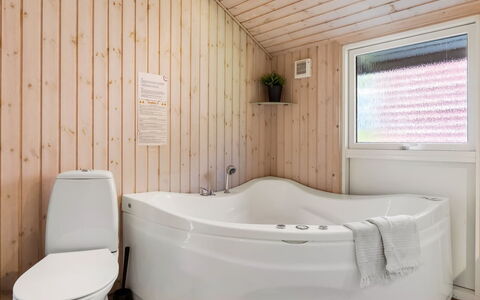 Telli - 350M from the Sea: Armatur, Badewanne, Flooring, Holz, Interior Design, Fussboden, Badezimmer, Decke, Installation, Zimmer