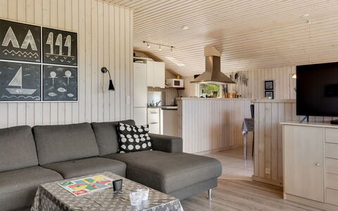 Telli - 350M from the Sea: Holz, Möbel, Flooring, Fussboden, Interior Design, Wohnzimmer, Holzboden, Hartholz, Decke, Zimmer