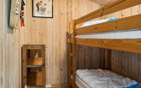 Lovisa - 7Km from the Sea: Etagenbett, Holz, Flooring, Fussboden, Schlafzimmer, Bett, Interior Design, Decke, Zimmer, Möbel