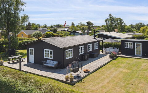 Kim - 250M from the Sea: Haus, Zuhause, Dach, Hütte, Estate, Garten, Garten, Rasen, Landscaping, Hinterhof