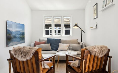 Kim - 250M from the Sea: Möbel, Interior Design, Wand, Flooring, Couch, Holz, Fussboden, Wohnzimmer, Zimmer, Bilderrahmen