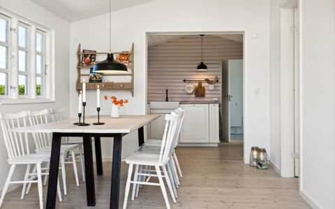 Kim - 250M from the Sea: Möbel, Interior Design, Flooring, Fussboden, Wand, Holz, Esszimmer, Tabelle, Küche & Esszimmer Tisch, Decke