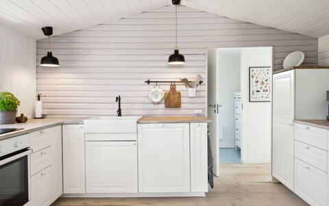 Kim - 250M from the Sea: Küche, Flooring, Countertop, Interior Design, Cabinetry, Holz, Möbel, Fussboden, Küchengerät, Decke