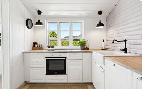 Kim - 250M from the Sea: Küche, Flooring, Holz, Cabinetry, Countertop, Interior Design, Fussboden, Möbel, Küchengerät, Zapfhahn