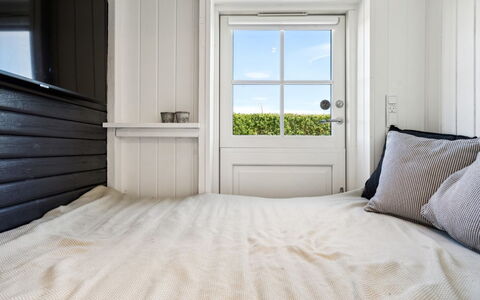 Kim - 250M from the Sea: Holz, Schlafzimmer, Fussboden, Flooring, Interior Design, Bett, Bettdecke, Linens, Bedding, Zimmer
