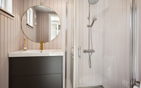Kim - 250M from the Sea: Interior Design, Armatur, Flooring, Badezimmer, Fussboden, Badezimmerschrank, Sinken, Bad Sink, Spiegel, Installation