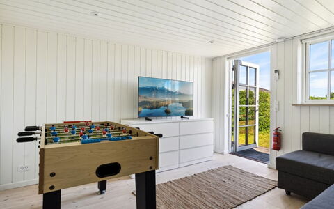 Kim - 250M from the Sea: Holz, Flooring, Interior Design, Fussboden, Decke, Möbel, Holzboden, Zimmer, Hartholz, Wohnzimmer