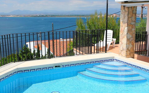 Joan Sarda: Schwimmbad, Eigentum, Resort, Azurblau, Freizeit, Grundeigentum, Urlaub, Haus, Gebäude, Villa