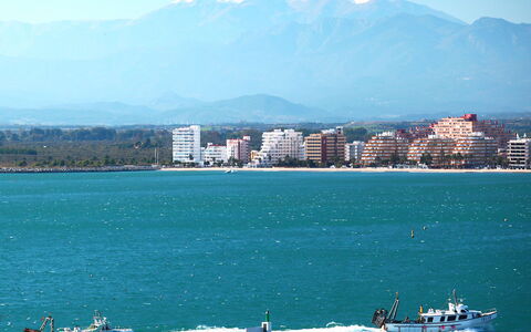 Joan Sarda: Himmel, Wasser, Wasservorräte, Daytime, Berg, Watercraft, Blau, Azurblau, Natur, Gebäude
