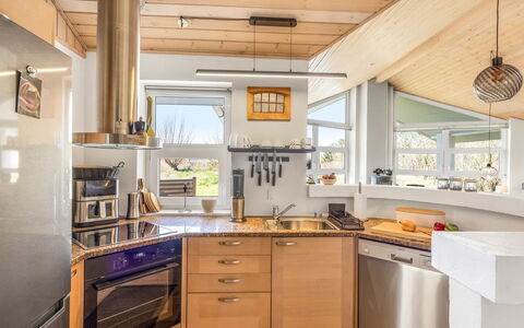 Ljuba - 1.3Km from the Sea: Küche, Countertop, Interior Design, Küchengerät, Flooring, Cabinetry, Holz, Möbel, Decke, Major Appliance