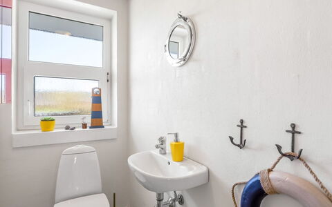 Ljuba - 1.3Km from the Sea: Wand, Armatur, Flooring, Interior Design, Fussboden, Installation, Badezimmer, Zimmer, Zapfhahn, Sinken