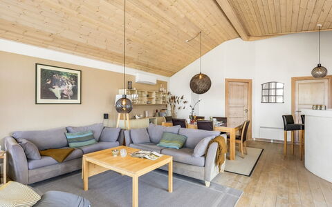 Ljuba - 1.3Km from the Sea: Möbel, Interior Design, Couch, Flooring, Holz, Decke, Fussboden, Wohnzimmer, Zimmer, Beleuchtung
