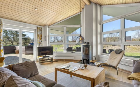 Ljuba - 1.3Km from the Sea: Interior Design, Flooring, Holz, Decke, Couch, Fussboden, Wohnzimmer, Möbel, Holzboden, Zimmer