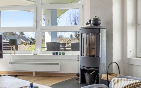 Ljuba - 1.3Km from the Sea: Möbel, Interior Design, Flooring, Fussboden, Holz, Beleuchtung, Zimmer, Zuhause, Wohnzimmer, Holzboden
