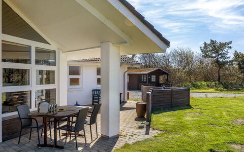 Ljuba - 1.3Km from the Sea: Zuhause, Tür, Hütte, Schatten, Estate, Veranda, Outdoor Struktur, Abstellgleis, Garten, Gartenbauten