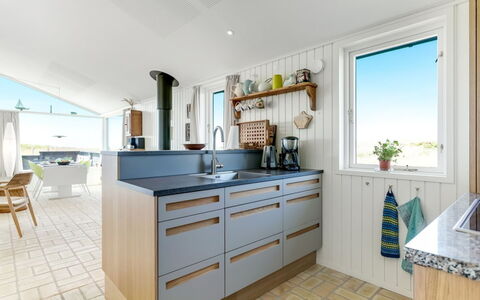Zina - 50M from the Sea: Holz, Küche, Flooring, Countertop, Interior Design, Cabinetry, Fussboden, Möbel, Küchengerät, Decke