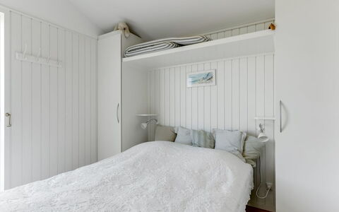 Zina - 50M from the Sea: Schlafzimmer, Bett, Holz, Bettdecke, Bedding, Interior Design, Fussboden, Flooring, Linens, Möbel