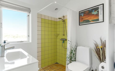 Zina - 50M from the Sea: Wand, Armatur, Flooring, Interior Design, Fussboden, Toilette, Toilleten Sitz, Badezimmer, Installation, Sinken