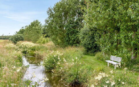 Saran - 30Km from the Sea: Blau, Strauch, Hütte, Ground, Garten, Estate, Schatten, Landscaping, Bauernhaus, Eco Hotel