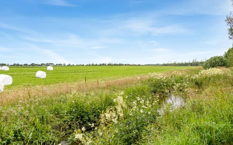 Saran - 30Km from the Sea: Blau, Strauch, Hütte, Ground, Garten, Estate, Schatten, Landscaping, Bauernhaus, Eco Hotel