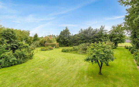 Saran - 30Km from the Sea: Blau, Strauch, Hütte, Ground, Garten, Estate, Schatten, Landscaping, Bauernhaus, Eco Hotel
