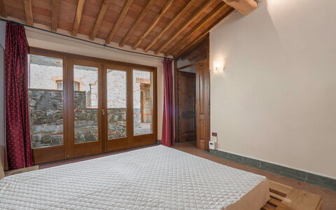 Casolare Torre With Pool And Ac: Wand, Flooring, Holz, Fussboden, Interior Design, Decke, Zimmer, Schlafzimmer, Braun, Bett