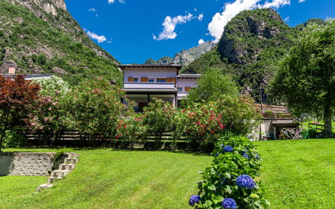 Angelina House: Pflanze, Himmel, Wolke, Eigentum, Gebäude, Blau, Natur, Azurblau, Blume, Natürliche Landschaft