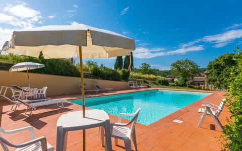 Cerretino Group House 14 Sleeps: Wolke, Wasser, Himmel, Eigentum, Möbel, Schwimmbad, Pflanze, Azurblau, Tabelle, Schatten