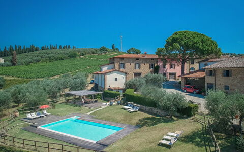 Le Fonti Apartments With Ac Near Siena: Himmel, Pflanze, Eigentum, Fenster, Azurblau, Gebäude, Baum, Grundstueck, Die Architektur, Urban Design