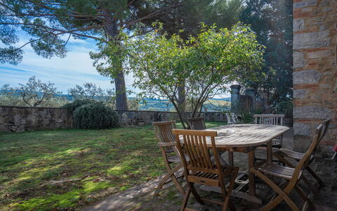 Le Fonti Apartments With Ac Near Siena: Möbel, Gartenmöbel, Stuhl, Schatten, Garten, Sonnenlicht, Tisch Im Freien, Landscaping, Hinterhof, Garten
