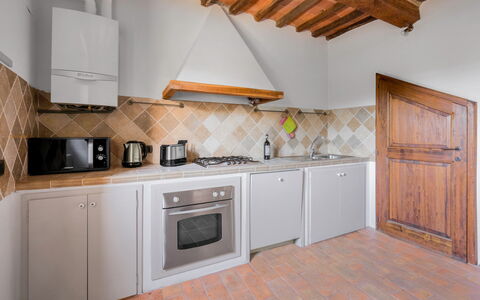 Le Fonti Apartments With Ac Near Siena: Küche, Major Appliance, Küchengerät, Flooring, Interior Design, Holz, Countertop, Decke, Fussboden, Herd