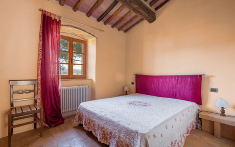 Le Fonti Apartments With Ac Near Siena: Wand, Möbel, Holz, Interior Design, Linens, Textil, Flooring, Bett, Schlafzimmer, Fussboden