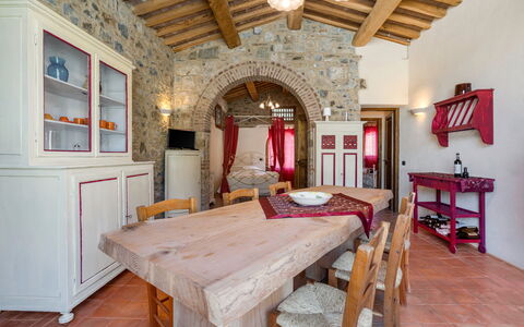 Le Fonti Apartments With Ac Near Siena: Bilderrahmen, Möbel, Eigentum, Tabelle, Holz, Interior Design, Die Architektur, Dekoration, Fussboden, Halle