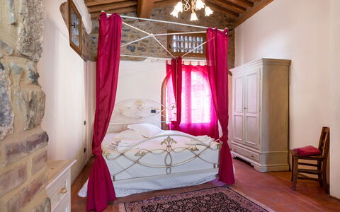 Le Fonti Apartments With Ac Near Siena: Möbel, Eigentum, Lila, Komfort, Dekoration, Holz, Textil, Bettrahmen, Bett, Interior Design