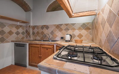 Macina Apt.: Küche, Küchengerät, Countertop, Major Appliance, Flooring, Interior Design, Herd, Herd, Gasherd, Fussboden