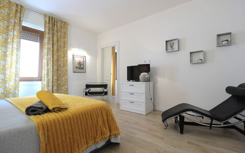 Comfort Apartment, Welness, Terrace: Möbel, Eigentum, Cabinetry, Komfort, Holz, Gebäude, Schublade, Flooring, Gelb, Fussboden