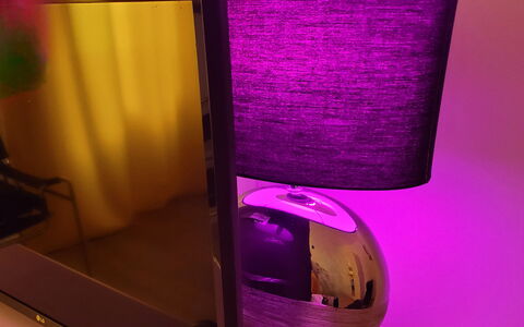 Comfort Apartment, Welness, Terrace: Beleuchtung, Elektronisches Gerät, Lampenschirm, Lampe, Lila, Light Fixture, Haushaltsgerät, Lautsprecher, Wohnzimmer